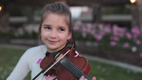 Little Girl Amazingly Covers 'Hallelujah' On The Violin