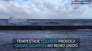 Tempestade Eleanor forma ondas gigantes no Reino Unido