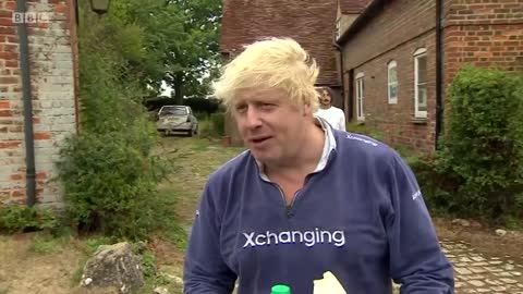 The former foreign secretary Boris Johnson offers tea instead of answers - BBC News