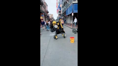 Amizing!!!Street performer makes Transformers character come to life