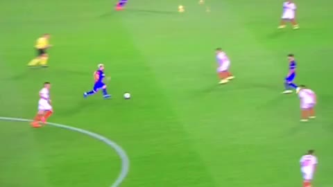 VIDEO: Leo Messi embarrasing Sevilla's defenders for fun