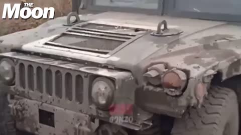 Russian soldiers _capture_ Ukrainian Hummer H1