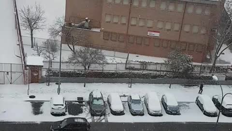 Ahora está nevando en Fuenlabrada.