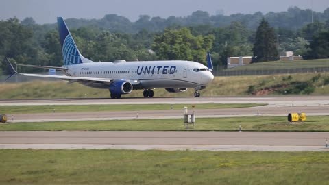 United Boeing 737-900 departing St Louis Lambert Intl - STL