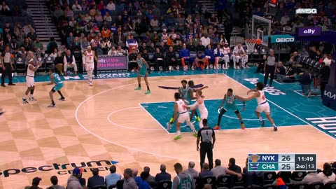 NBA - Jericho Sims skies to throw down the alley-oop 😲 Knicks-Hornets