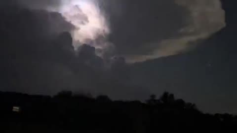 USA: Incredible timelapse of the supercell from last night east of Holdenville, Oklahoma
