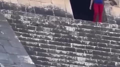 Mx Des mexicains appellent au sacrifice d'une touriste qui escalade une pyramide Maya #mexique