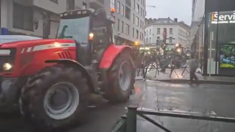 26/02/24 Rolnicy przebijają się przez policyjną barykadę w pobliżu siedziby UE w Belgii.