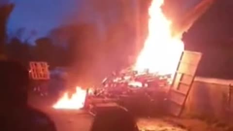 Irish folk set fire to the reception center for invaders in Newtown