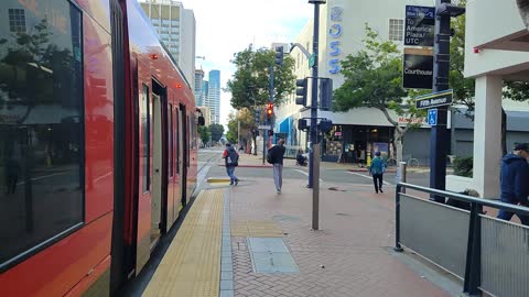 The Trolley in Downtown San Diego... El Trolley en Centro San Diego..