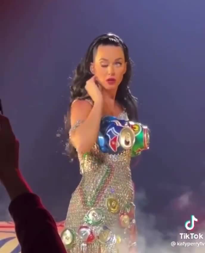 Katy Perrys Glitchy Eye During Her Performance