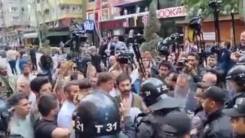 The Turkish policemen attack Kurdish people in Amed who wanted to protest against the arrest