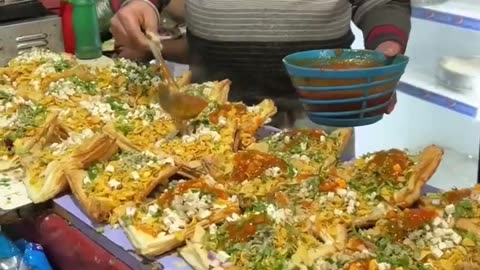 Guess karo iski price😋 #indianstreetfood #streetfood #kanpur #patties #puff #kanpuriya #bakery