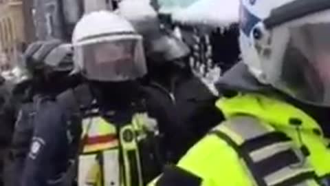 🇨🇦"Police in Ottawa are getting aggressive with protesters and breaking into trucks"🇨🇦