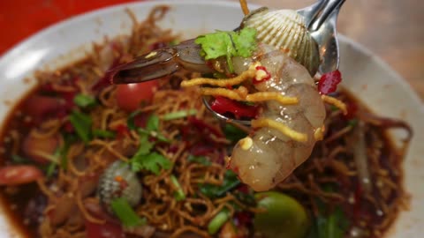 Stunning Thai Lady Serves Amazing Grilled Chicken - Thailand Street Food