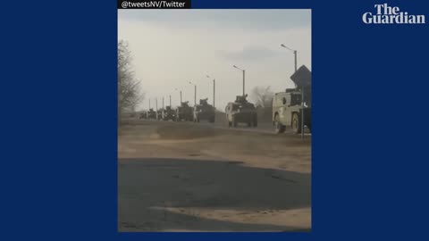 UKRAINIAN ÂTANK MANÂ TRYING TO BLOCK RUSSIAN MILITARY CONVOY