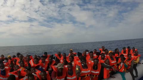El barco de Médicos sin Fronteras rescata a 200 migrantes en el Mediterráneo