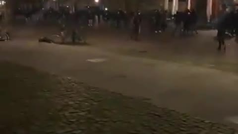 Large group chases away police in Enschede.