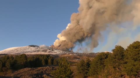 Italia cierra el aeropuerto de Catania por una erupción en el Etna