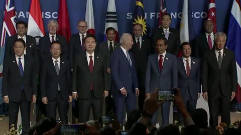 VERY CONFUSED! Joe Biden Appears Lost on Stage With World Leaders at APEC Summit