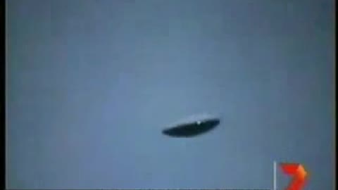 15 METERS WIDE UFO in broad daylight over Wilshire, GB?!?!?!