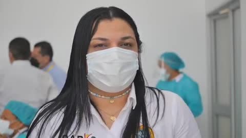 Directora del Dadis recibe vacunas contra el COVID