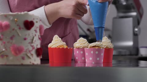 Decorating cupcakes with frosting
