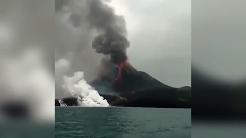 Entra en erupción el volcán indonesio Anak Krakatau