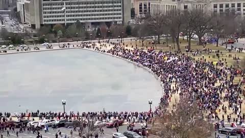 1月6日 成千上萬人和平遊行 這是我從憲法大道屋頂拍攝的畫面
