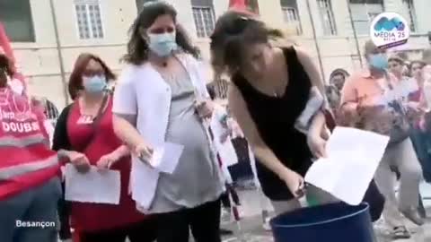 Cuidadores queman diplomas y batas frente al hospital Saint-Jacques en Besançon