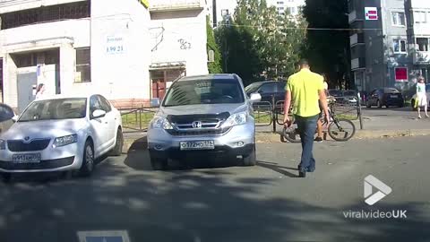Cyclist and motorist get into angry fight