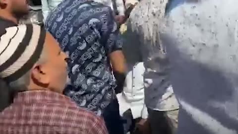 New Delhi policeman assaults worshippers during Friday prayers