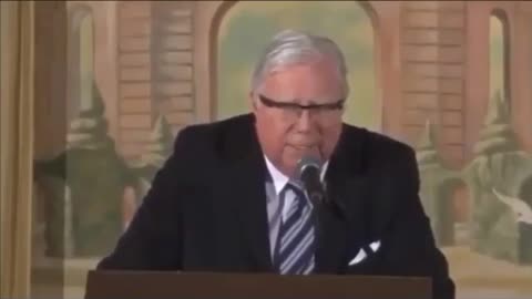 Jerome Corsi khẳng định QAnon là tình báo quân đội muốn qua Trump để diệt thế lực ngầm.