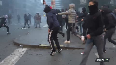 Belgium: Clashes erupt following protest against renewed COVID restrix in Brussels - 19.12.2021