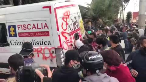Videos: Atacan el CAI donde laboraban policías implicados en muerte de abogado 2