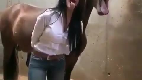 The horse imitates the girl 😁😁