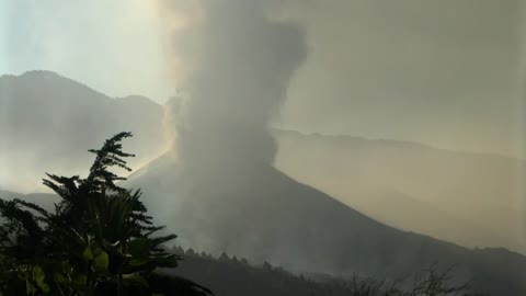 La ruptura del cono del volcán de La Palma amenaza nuevas zonas urbanas