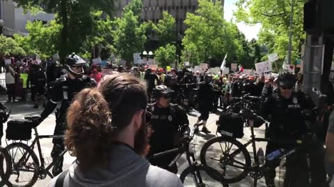 June 10 2017 Seattle 1.3 Police separate the two crowds after Antifa glitter bomb