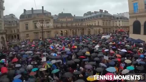 People in Paris got in the streets to support Novak Djokovic! Wow Paris!!! 👏👏👏