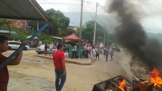 Manifestantes queman llantas en el Norte