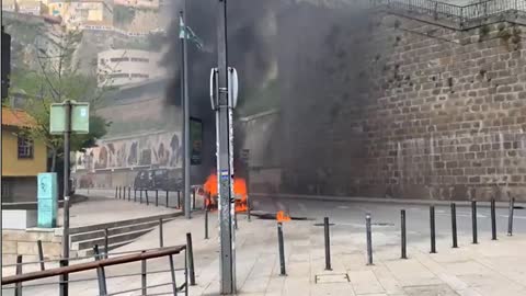 Carro arde por completo à saída do túnel da Ribeira no Porto
