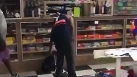 Thug Causes Trouble in Convenience Store, Gets Wine Bottle to the Head