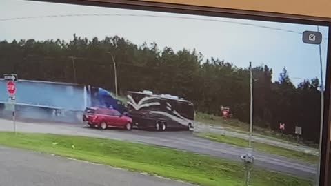 Motorhome Pulls Out In Front Of 18-Wheeler