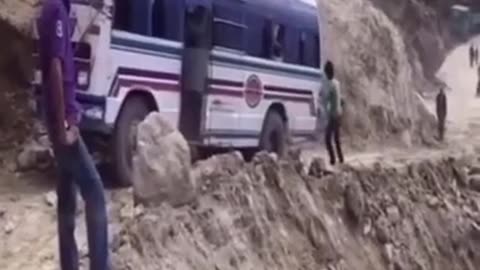 Suspenseful Crossing of Bus In the Mountain region....😱😱😱