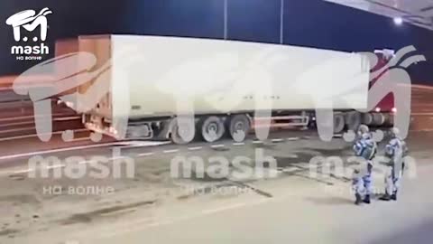 Aufnahmen mit einem Lastwagen, der vermutlich auf der Krimbrücke in die Luft gesprengt wurde