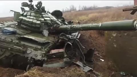 🇷🇺🇺🇦 In the Artemovsk direction, our fighters captured a T-72AV of the Ukrainian Armed Forces