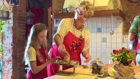 Nastya and Dad learn how to cook pasta in Italy