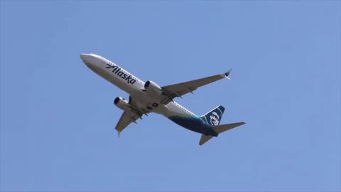 Alaska Airlines Boeing 737-800 departing St. Louis Lambert International Airport
