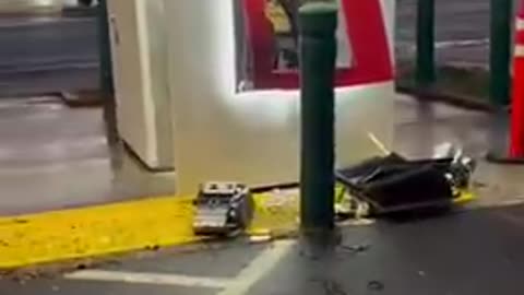 Thieves yanked out the whole ATM from Wells Fargo in San Leandro, California 👀