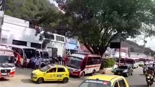 En Girón, 21 vehículos de Transportes San Juan se encuentran en paro